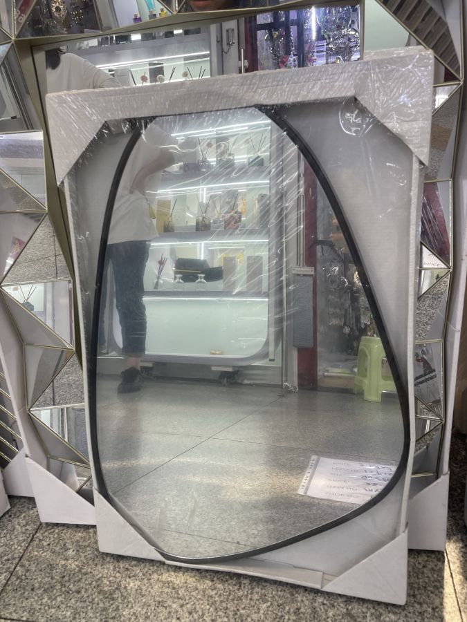 Μοντέρνος μεταλλικός καθρέπτης τοίχου σε μάυρο χρώμα Διάσταση :40x60cm LM-921 Etoile LM-921
